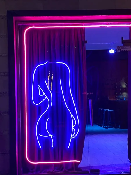 Κάθετη Λήψη Ενός Παραθύρου Του Stripclub Θηλυκό Σώμα Νέον Σημάδι — Φωτογραφία Αρχείου