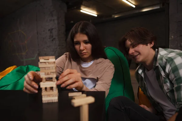 Молодая Пара Любит Играть Настольные Игры Вместе Строить Деревянные Блоки — стоковое фото