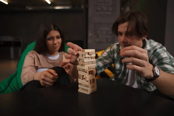 Молодой Человек Строит Деревянные Блоки Играет Настольные Игры Своей Девушкой — стоковое фото