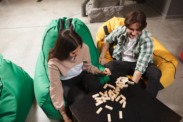 Вид Сверху Пару Играющую Игру Укладке Деревянных Блоков Сидящую Разноцветных — стоковое фото
