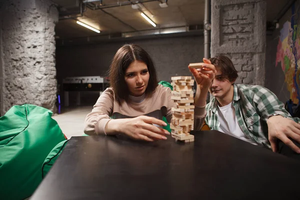 Молодые Друзья Играют Башню Деревянными Блоками — стоковое фото