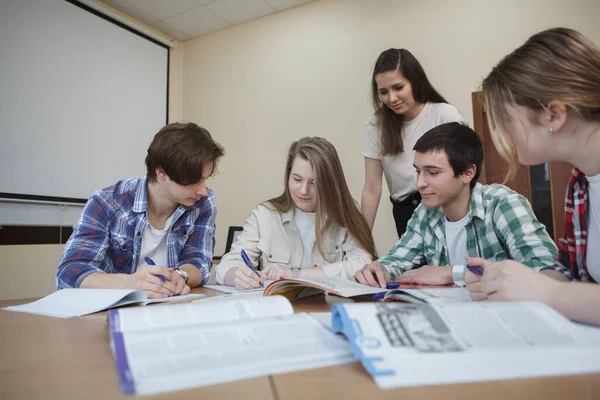 大学の教室で一緒に勉強する若者たち — ストック写真