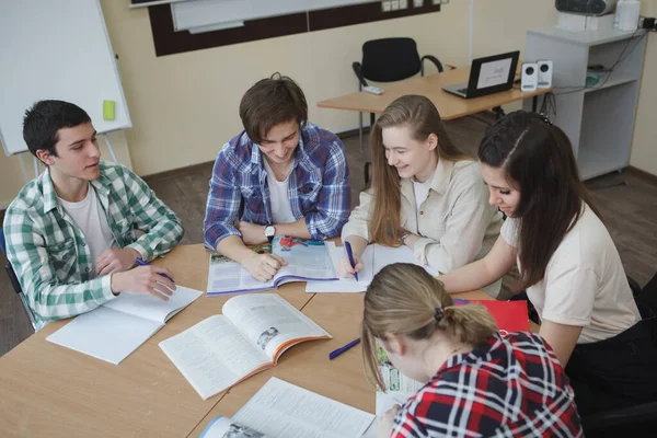 Top View Shot Grupy Wesołych Studentów Pracujących Nad Projektem Razem — Zdjęcie stockowe