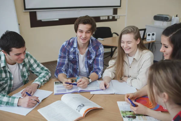 Χαρούμενοι Νέοι Που Απολαμβάνουν Σπουδάζουν Μαζί Συζητούν Για Έργο — Φωτογραφία Αρχείου