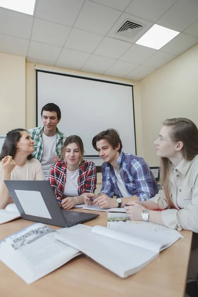 Fotografía Vertical Grupo Estudiantes Universitarios Que Usan Una Computadora Portátil — Foto de Stock