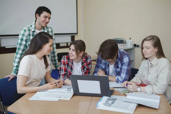 Grupo Estudiantes Universitarios Usando Laptop Trabajando Juntos Proyecto — Foto de Stock