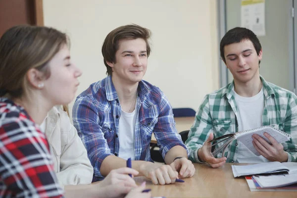 Jóvenes Alegres Disfrutando Educación Universitaria Teniendo Seminario Juntos — Foto de Stock