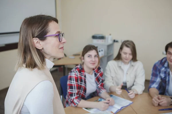 Zbliżenie Dojrzałej Wykładowczyni Uśmiechającej Się Podczas Zajęć Swoimi Uczniami — Zdjęcie stockowe