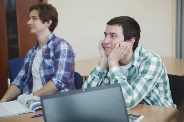 Unga Manliga Studenter Koncentrerar Sig Lektionen Universitetet — Stockfoto