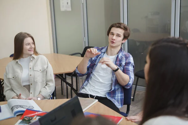 Kjekk Ung Mannlig Student Som Snakker Skolen – stockfoto