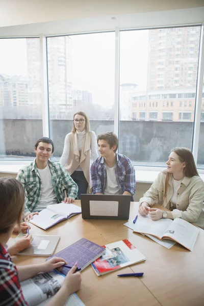 Foto Vertical Grupo Estudantes Universitários Discutindo Durante Aula Com Seu — Fotografia de Stock