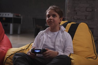 Sevimli çocuk video oyunu oynamaktan hoşlanıyor.