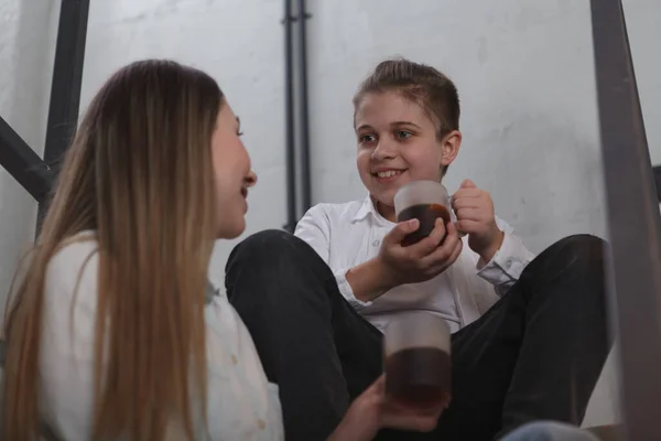 Счастливый Мальчик Разговаривает Своей Мамой Чашкой Чая — стоковое фото