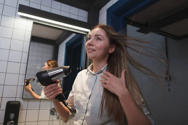 Mutlu Kadın Banyoda Saçını Kurutuyor — Stok fotoğraf