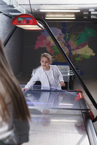 Annesiyle hokey oynayan bir çocuğun dikey çekimi.