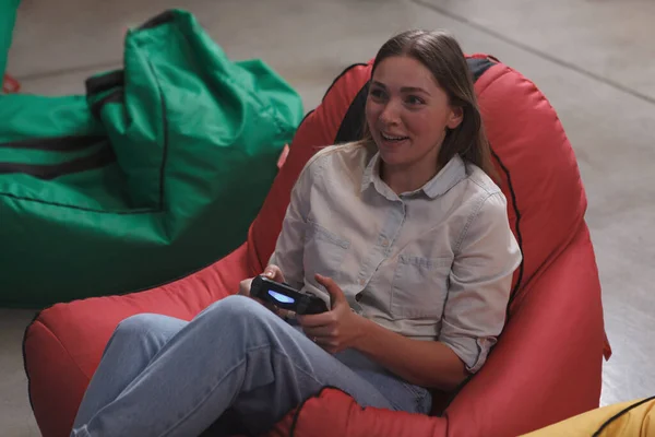 Счастливая Красивая Женщина Смеется Играет Видеоигры — стоковое фото