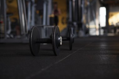 Spor salonundaki dambılları kapatın, boşluğu kopyalayın.