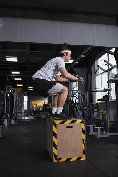 Вертикальный Снимок Спортсмена Прыгающего Коробке Функциональном Тренажерном Зале — стоковое фото