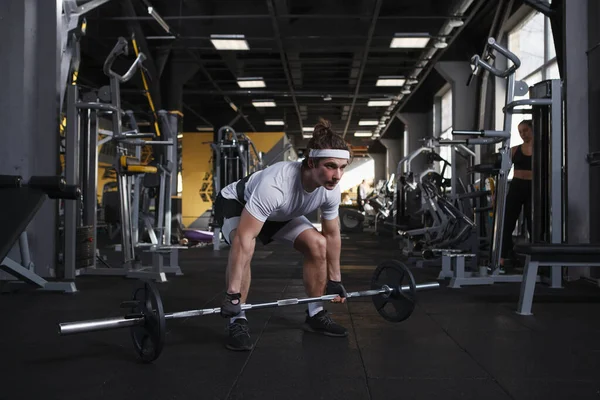 Fókuszált Férfi Sportoló Csinál Deadlift Gyakorlat Súlyzó — Stock Fotó