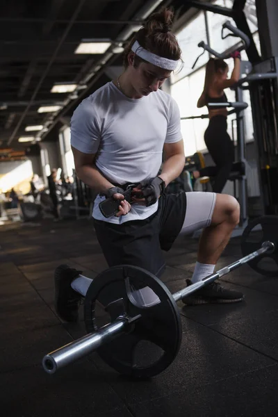 Vertical Shot Male Bodybuilder Putting Weighlifting Belt Preparing Lift Barbell — Foto de Stock
