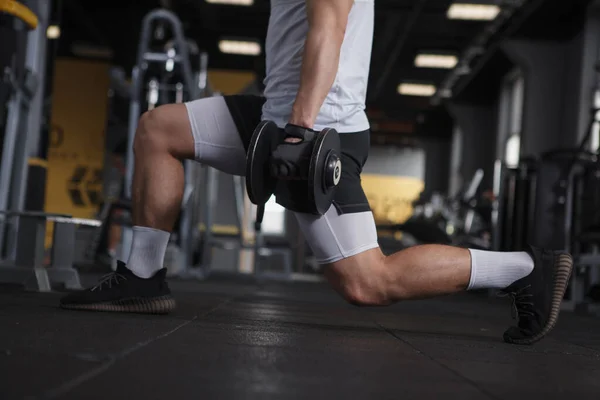 Recortado Tiro Hombre Atlético Irreconocible Haciendo Embestidas Con Pesas Gimnasio — Foto de Stock