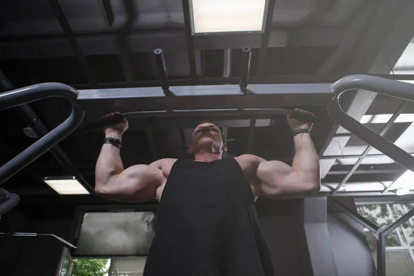 Low Angle Shot Sportsman Doing Pull Ups Working Out Gym — Stock fotografie