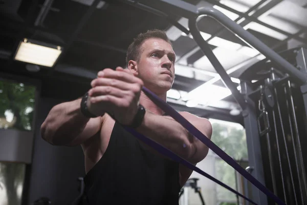 Focused Male Bodybuilder Doing Resistance Band Workout Gym — Stock fotografie