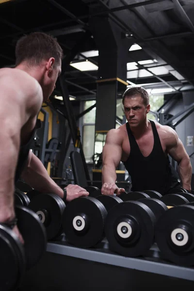 Vertical Shot Muscular Bodybuilder Doing Dumbbell Row Exercise Gym — ストック写真