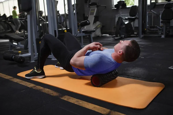 Sportsman Using Foam Roller Massager His Back Exercising Gym — Foto de Stock