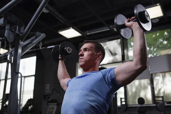 Low Angle Shot Bodybuilder Exercising Dumbbells Gym — Foto de Stock