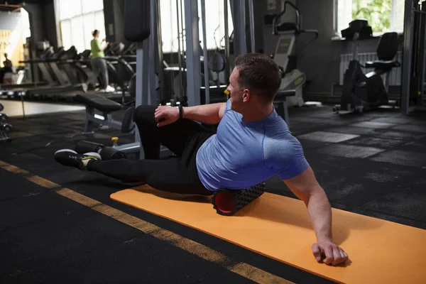 Male Bodybuilder Stretching Gym Using Foam Roller — Foto de Stock