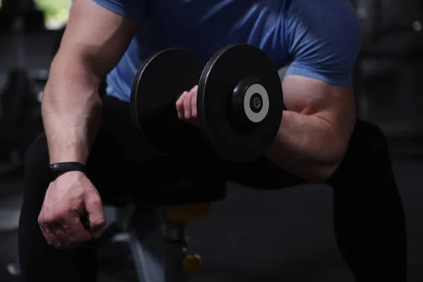 Cropped Close Heavy Dumbbell Hand Muscular Bodybuilder — Stok fotoğraf