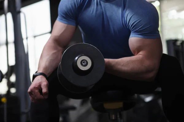 Unrecognizable Muscular Man Doing Bicep Curls Dumbbell Cropped Shot — Stok fotoğraf