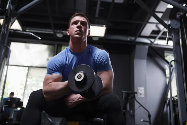 Low Angle Shot Strong Muscular Bodybuilder Exercising Dumbbells Dramatic Lighting — Stok fotoğraf