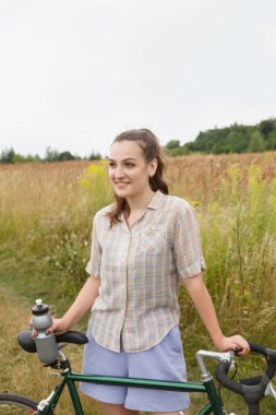 güzel genç kadın portre ülke Road bike ile gülümseyen.