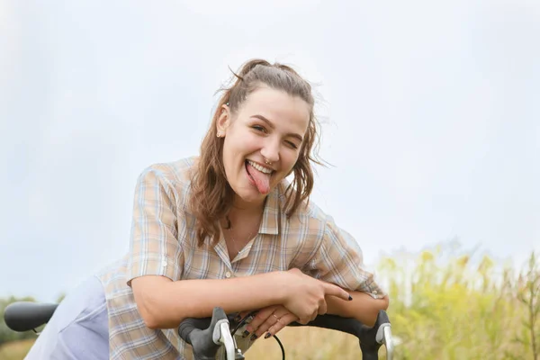 Hermoso Retrato Mujer Joven Sonriente Con Bicicleta Camino Rural —  Fotos de Stock