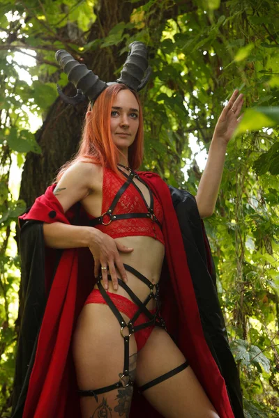 Chica Gótica Sensual Con Cuernos Arnés Cuero Tema Halloween Mujer —  Fotos de Stock