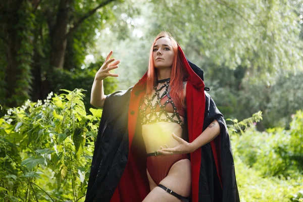 Fantastik Cadı Kız Sihir Yapıyor Cadılar Bayramı Teması — Stok fotoğraf