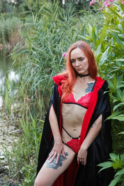 Chica Gótica Sensual Lencería Roja Arnés Cuero Tema Halloween —  Fotos de Stock
