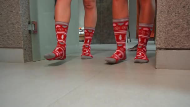 Ноги Молодих Дівчат Входять Кімнату Різдвяні Шкарпетки Ходять Підлозі — стокове відео