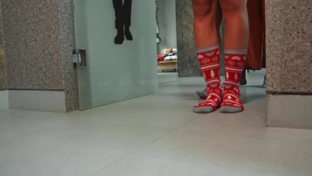 Ноги Молодых Девушек Входящих Комнату Рождественских Носках Идущих Полу — стоковое видео
