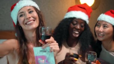 Avrupa 'nın, Asya' nın ve Afrika 'nın üç genç kızı kırmızı yeni yıl kıyafetleri ve şapkalarını giyip Noel ağacındaki yatağa oturur, hediyeler verir ve Noel' i kutlarlar.