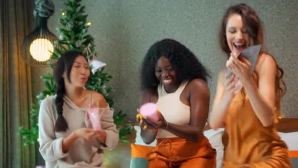 Três Jovens Meninas Europa Ásia África Roupas Chapéus Ano Novo — Vídeo de Stock