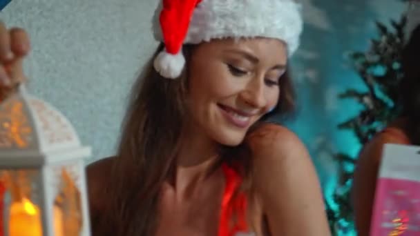 Mladá Evropanka Červených Novoročních Šatech Klobouku Sedí Lavičce Svítí Svíčkou — Stock video