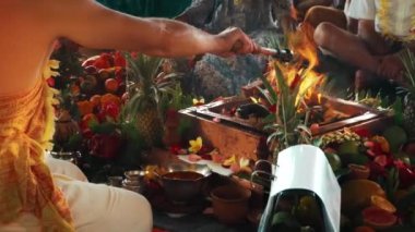 Yagya Ateş Töreni 'nde sunulan çiçekler ve meyveler geleneksel kutsal Hindu ayinlerinde geleneksel Yagya Ateş Töreni' nde sunulan meyveler.