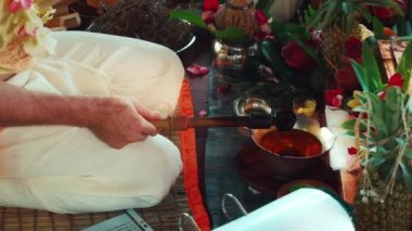 Yagya Ateş Töreni 'nde sunulan çiçekler ve meyveler geleneksel kutsal Hindu ayinlerinde geleneksel Yagya Ateş Töreni' nde sunulan meyveler.