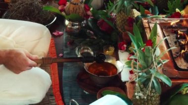 Yagya Ateş Töreni 'nde sunulan çiçekler ve meyveler geleneksel kutsal Hindu ayinlerinde geleneksel Yagya Ateş Töreni' nde sunulan meyveler.