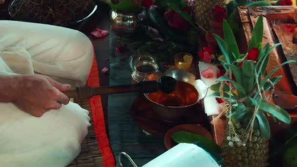 Květiny Ovoce Pro Obětování Yagya Požární Obřad Hinduistický Tradiční Svatý — Stock video
