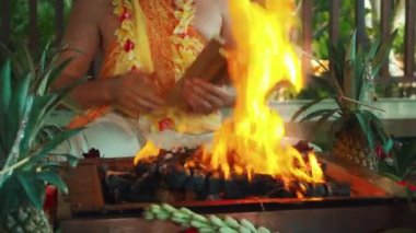 Yagya Ateş Töreni 'nde sunulan çiçekler ve meyveler geleneksel kutsal Hindu ayinlerinde geleneksel Yagya Ateş Töreni' nde sunulan meyveler.