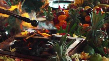 Yagya Ateş Töreni 'nde sunulan çiçekler ve meyveler geleneksel kutsal Hindu ayinlerinde geleneksel Yagya Ateş Töreni' nde sunulan meyveler.